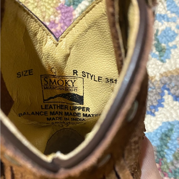 Smoky mountains brown suede with fringe and brass buttons. Girls size 9 - Picture 4 of 7